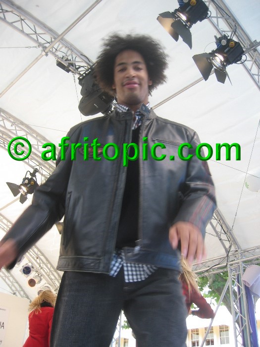 ../Images/Krefeld-Strssenmodenschau-2005 378.jpg